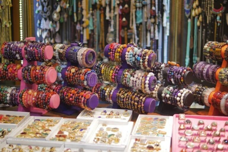 Où trouver un grossiste d'accessoires pour la fabrication de bijoux 11 un etal de bijoux colores au marche
