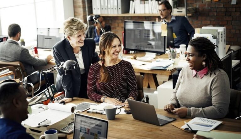 Pourquoi choisir Numbr comme expert-comptable à Paris 30 un expert comptable aidant un client a paris