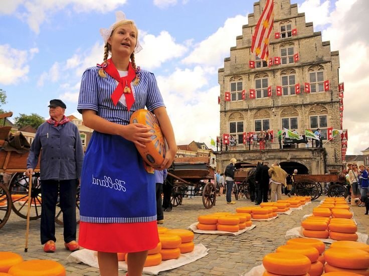 un fromage geant avec des gens autour