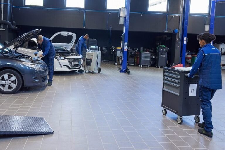 un garage norauto avec voitures en service