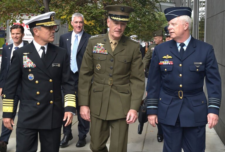 un general en uniforme militaire