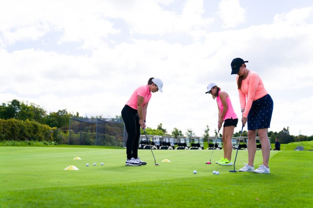 un golfeur sur un parcours verdoyant