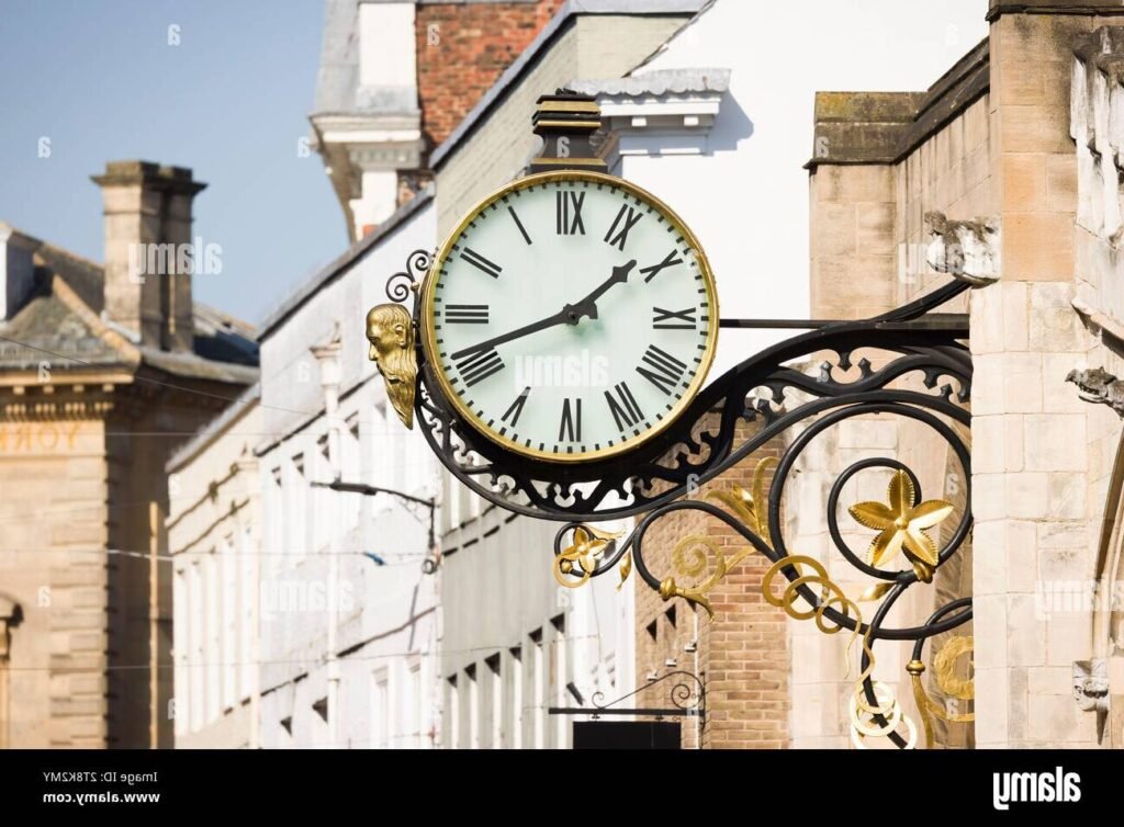 un grand horloge au batiment historique