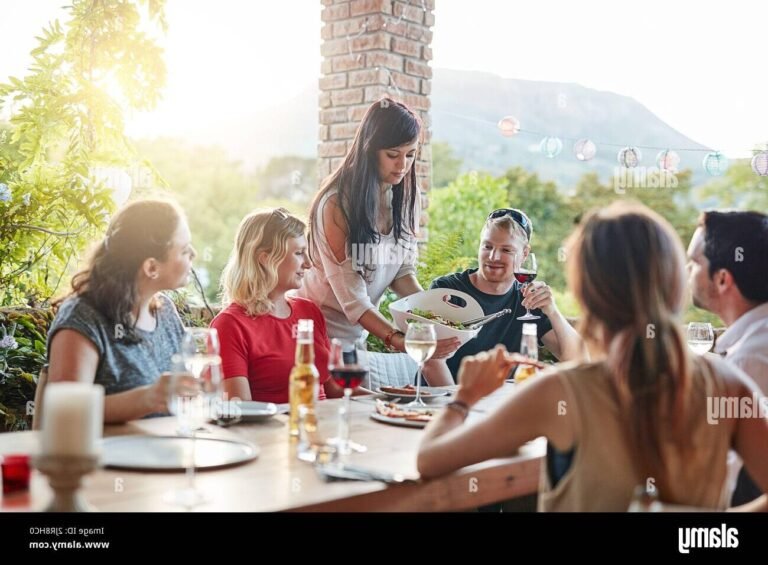 un groupe damis partageant un repas convivial
