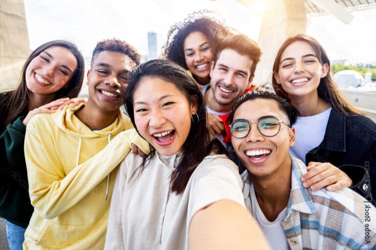 un groupe de personnes souriantes ensemble