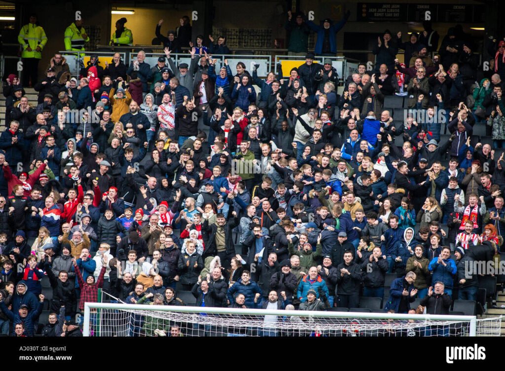 un groupe de supporters en pleine celebration