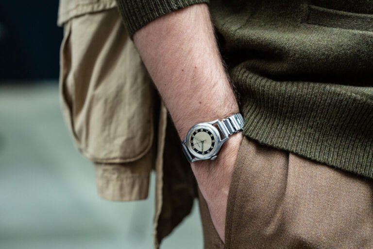 un homme choisissant un bracelet de montre