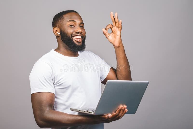 un homme utilisant un ordinateur portable