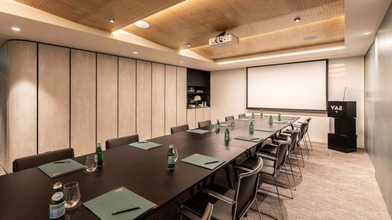 Quels sont les meilleurs hôtels pour un séjour d'affaires à Clermont-Ferrand 25 un hotel moderne avec salle de reunion