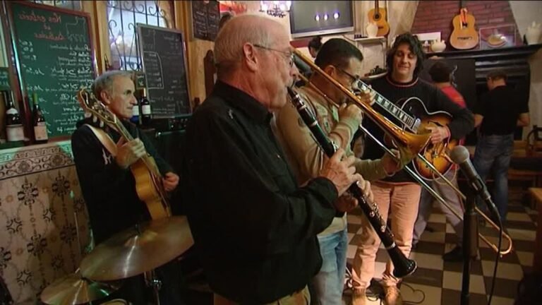 un musicien jouant dans un cafe lyonnais