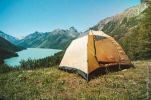 un paysage de camping au bord dun lac