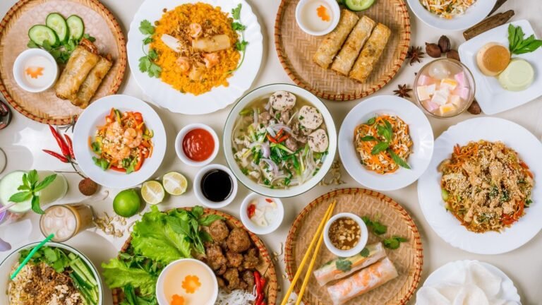 un plat vietnamien traditionnel colore