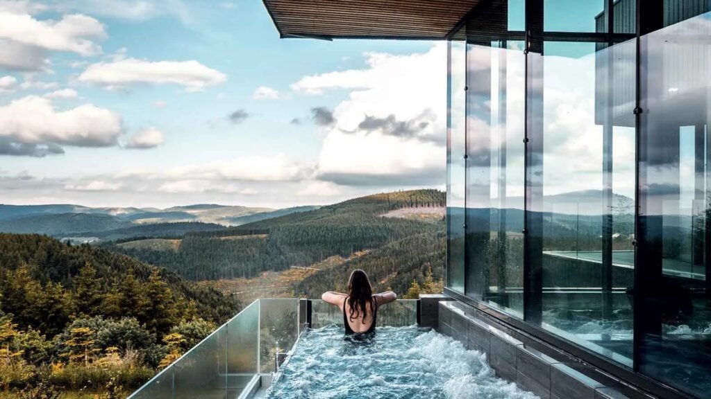 un spa relaxant avec vue sur les montagnes