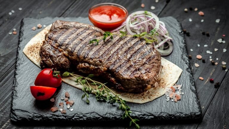 Quelle est l’expérience culinaire au Red Grill Steak House 18 un steak grille parfaitement saisi