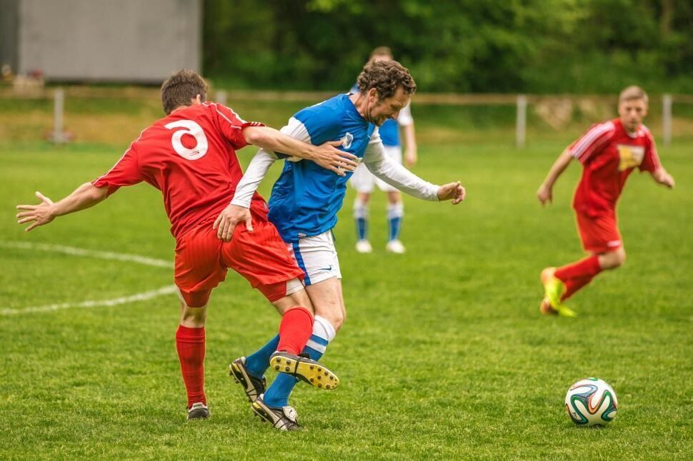 un terrain de football en pleine action