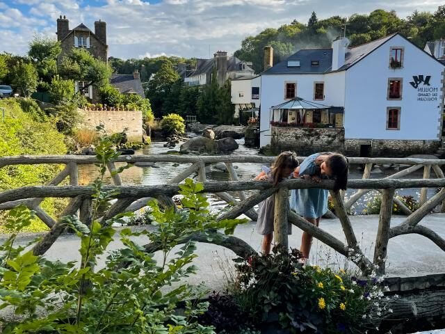 Quelles sont les légendes des slow villages en Bretagne pour le camping