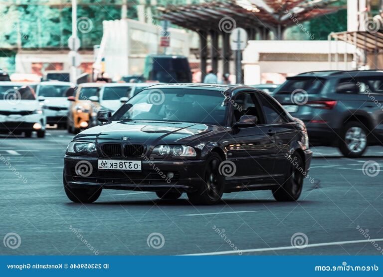 une bmw elegante devant un paysage urbain