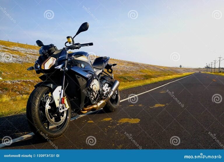 une bmw moto sur une route panoramique