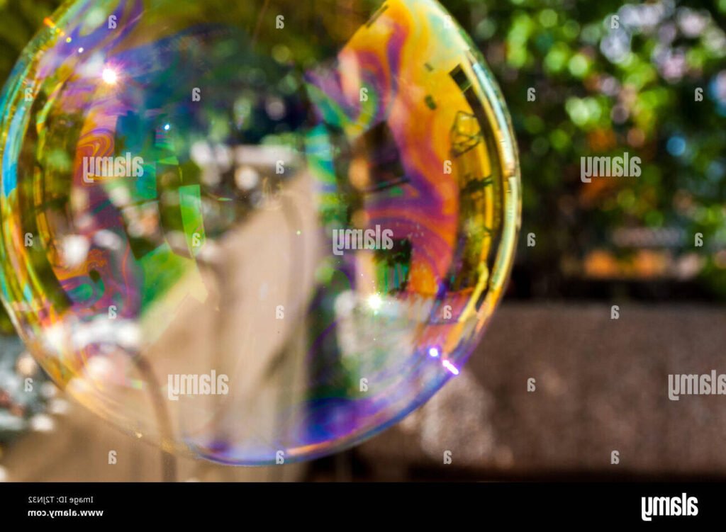 une bulle coloree dans un jardin