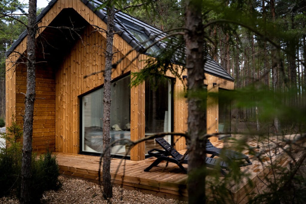 une cabane en bois dans la nature