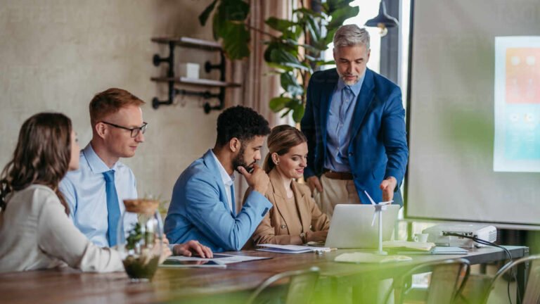 Comment choisir une agence environnementale pour vos solutions énergétiques 26 une equipe discutant doptions energetiques durables
