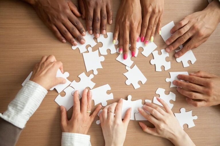 une equipe resolvant des enigmes ensemble