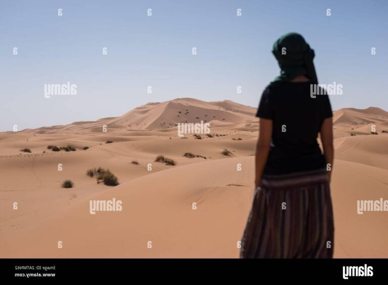 une femme marchant dans le desert marocain