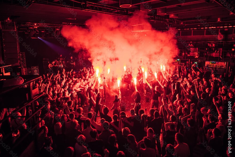 une foule animee dans une boite de nuit