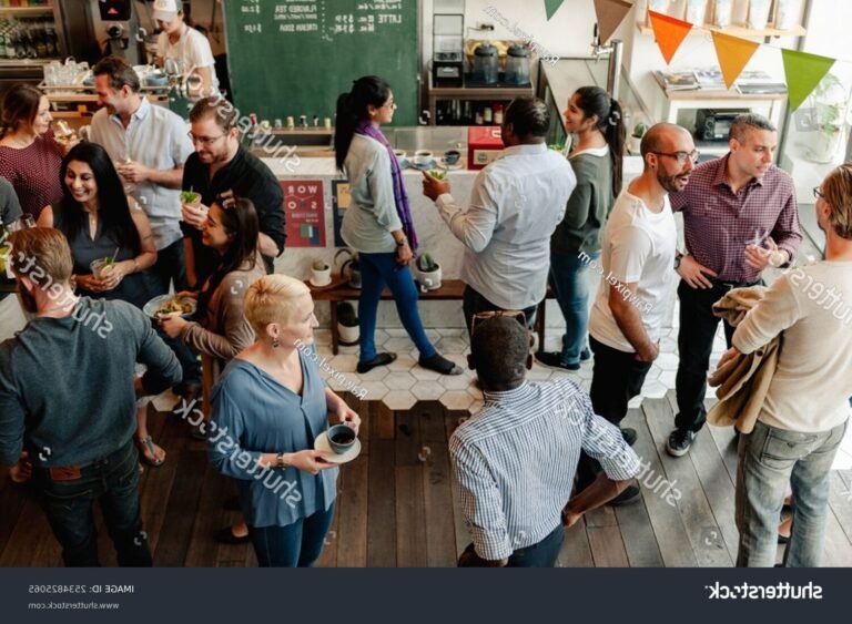 une foule discutant dans un cafe anime