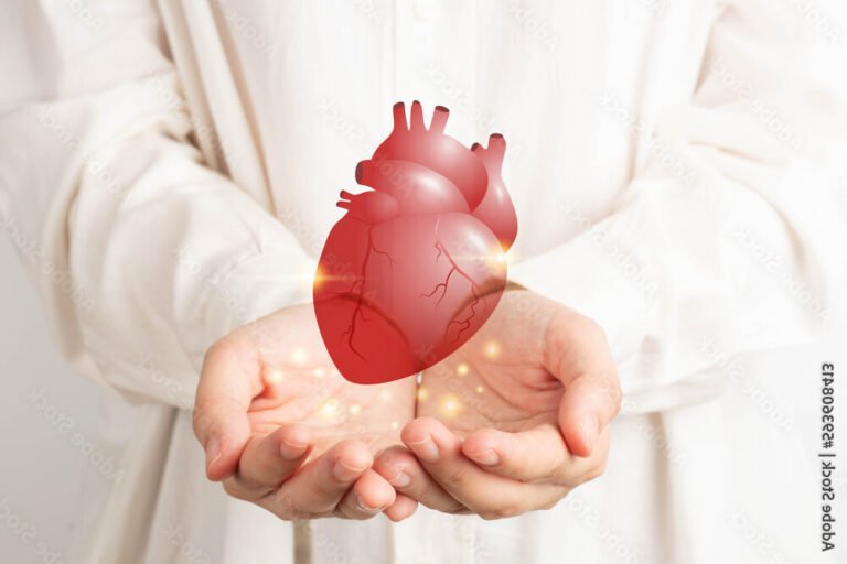 Quels sont les avantages de Malakoff Humanis Atout Santé Courtage 21 une main tenant un coeur en sante