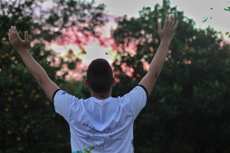 Comment l'Église peut-elle recevoir de l'aide en cas de détresse 3 une main tendue vers une eglise