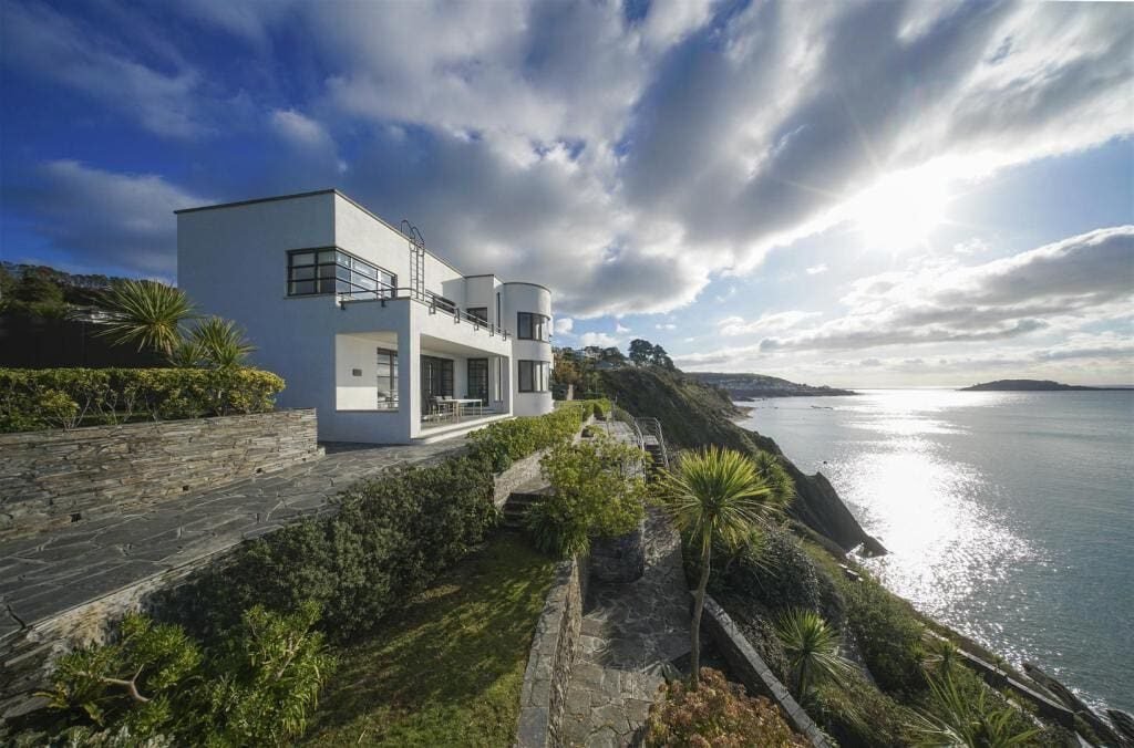 une maison avec vue sur la mer