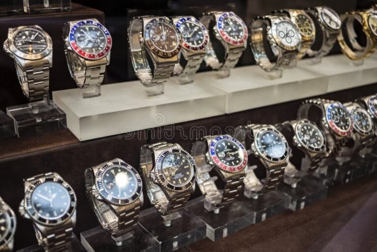 une montre rolex elegamment exposee en vitrine