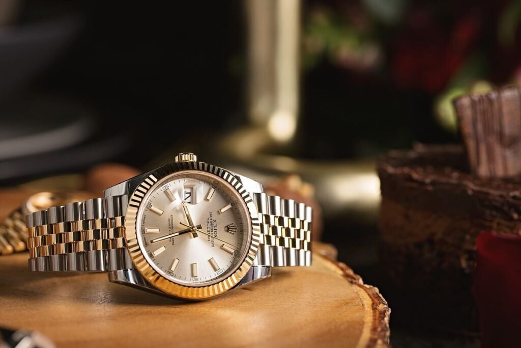 une montre rolex elegante sur un fond neutre