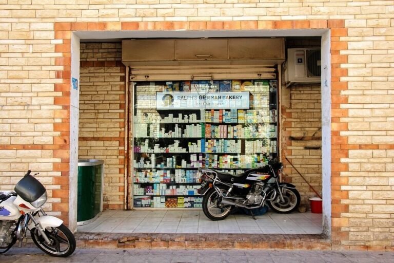 une moto garee devant un magasin