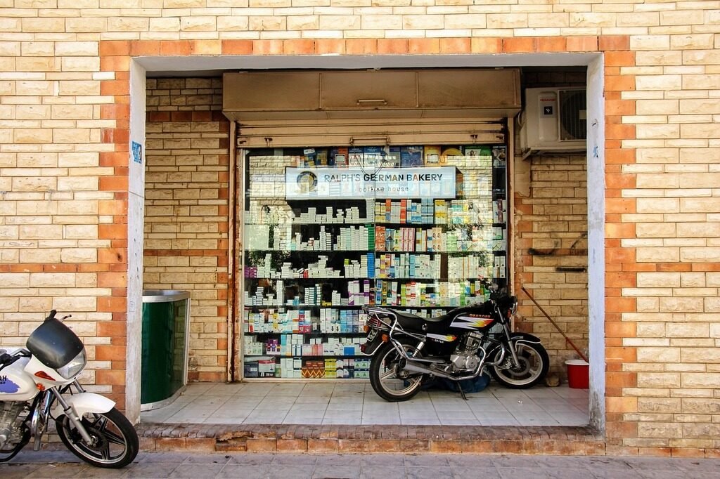 une moto garee devant un magasin