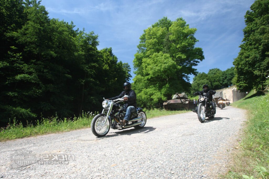 une moto harley davidson sur route alsacienne