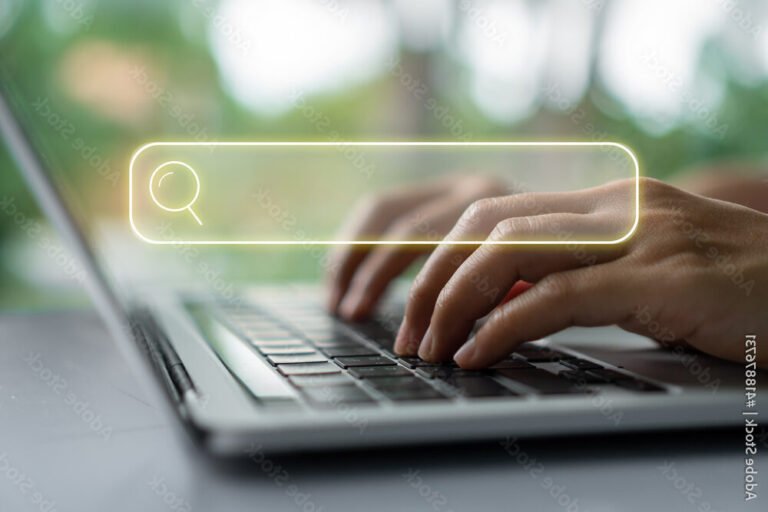 Où Trouver Votre Numéro de SIRET Rapidement et Facilement 35 une personne cherchant des informations en ligne