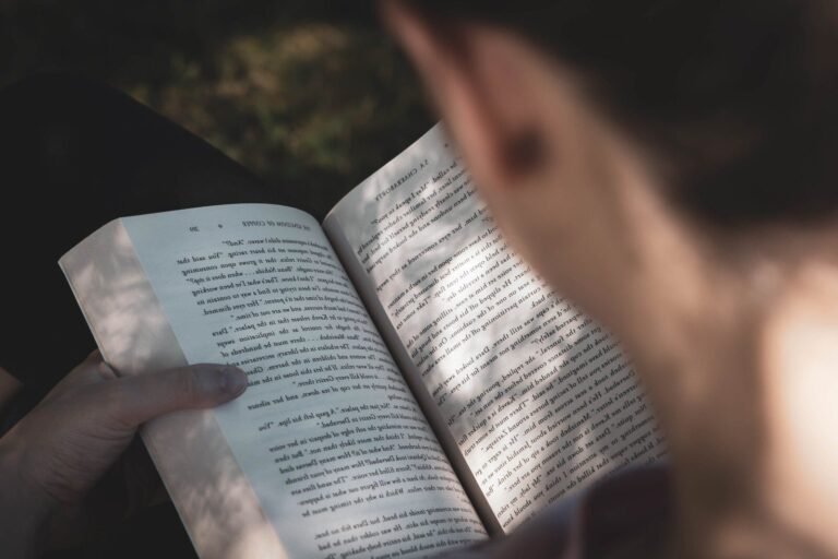 Comment devenir fluent en anglais rapidement et efficacement 33 une personne en train de lire en anglais