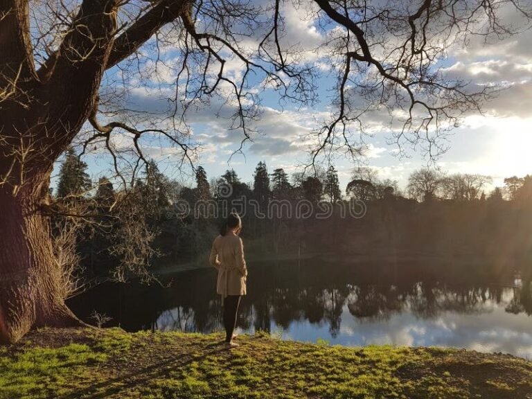 Izzy, Que Signifie "Ça Compte Pour Moi" Dans Votre Vie 4 une personne pensant profondement dans une nature