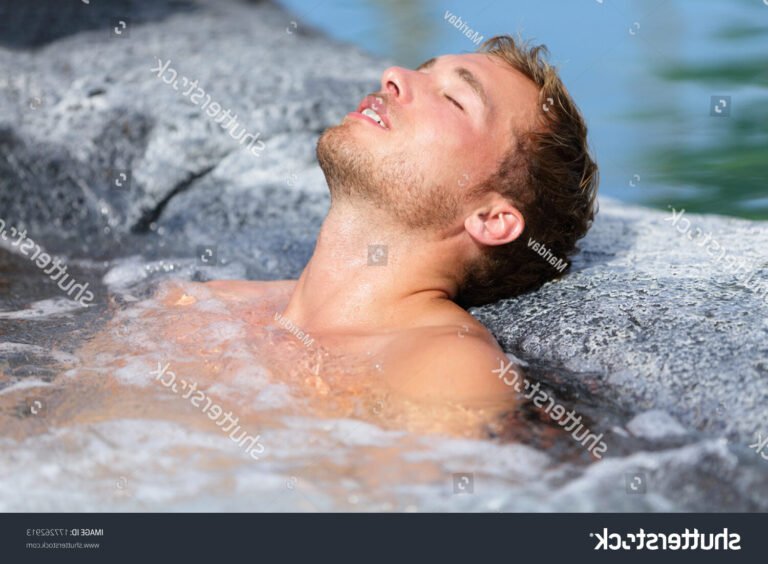 une personne se detendant dans un spa