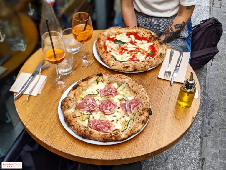 Où trouver Mister Pizza à Cannes La Bocca pour vos commandes 20 une pizza delicieuse sur une table en terrasse