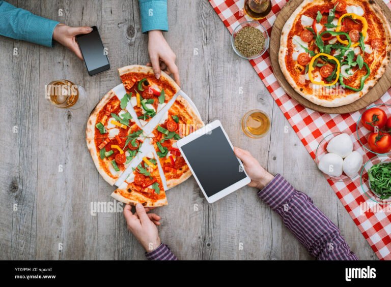 une pizza savoureuse sur une table conviviale