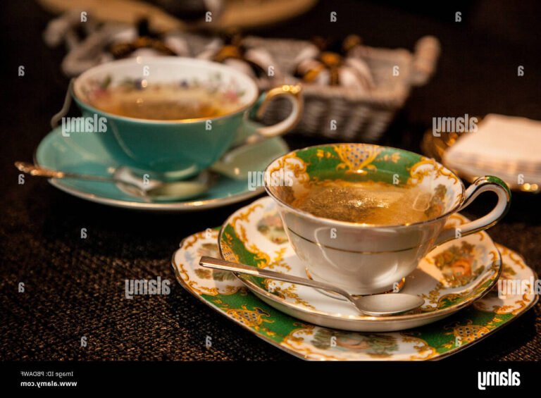 une tasse de the sur une table elegante