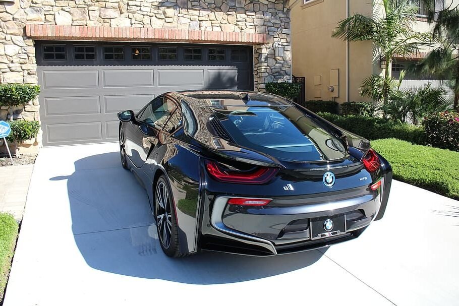 une voiture bmw devant un garage