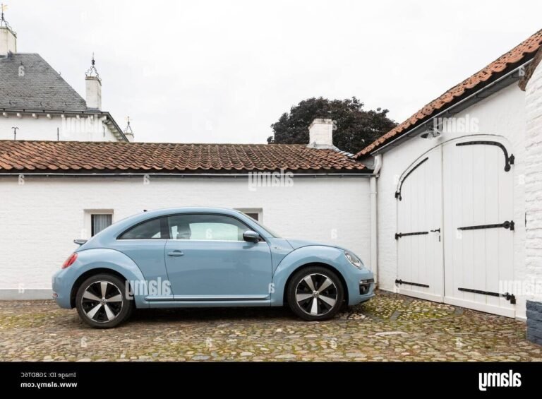 Où trouver un garage Volkswagen à St Ouen l'Aumône 41 une voiture volkswagen devant un garage