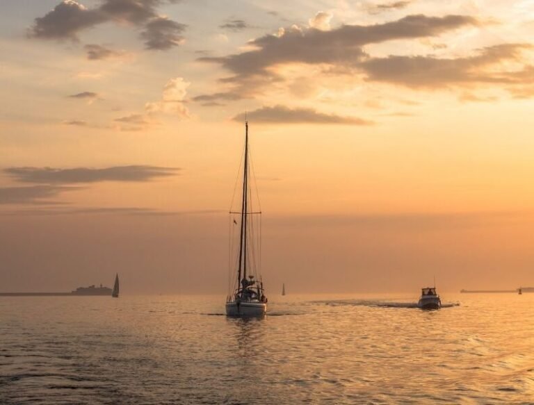 Comment l'éveil des sens transforme-t-il l'expérience à Cherbourg 18 une vue sensorielle de cherbourg au coucher de soleil