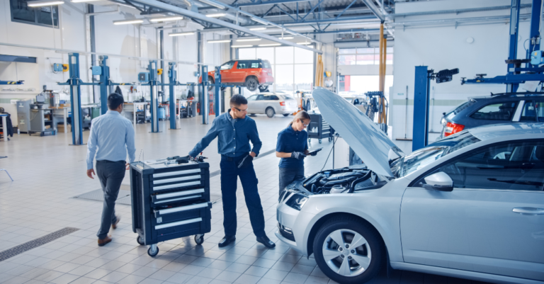 vehicule en reparation dans un atelier moderne