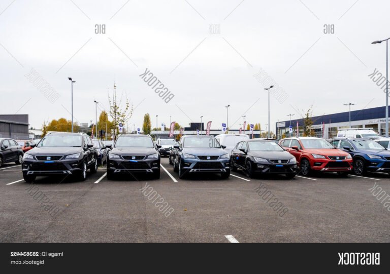 vehicules seat devant une concession automobile