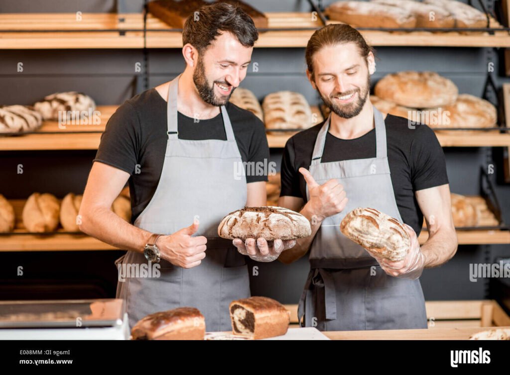 vendeurs en boulangerie au travail ensemble